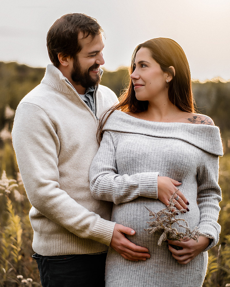 Schwangerschaftsfotografie im Herbstwald – Schwangere Frau mit Mann in Berlin