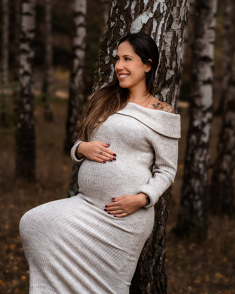 Schwangerschaftsfotografie im Herbstwald – Schwangere Frau mit Mann in Berlin