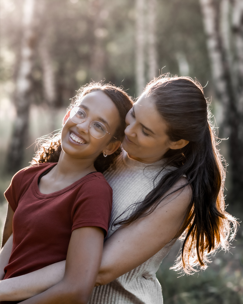 Drei Generationen Familienfotografie im Birkenwald – Oma, Mama und Enkelkinder im Sommer in Berlin