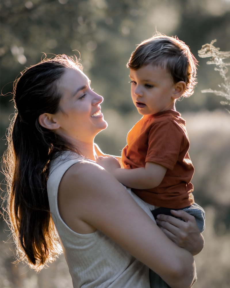 Drei Generationen Familienfotografie im Birkenwald – Oma, Mama und Enkelkinder im Sommer in Berlin