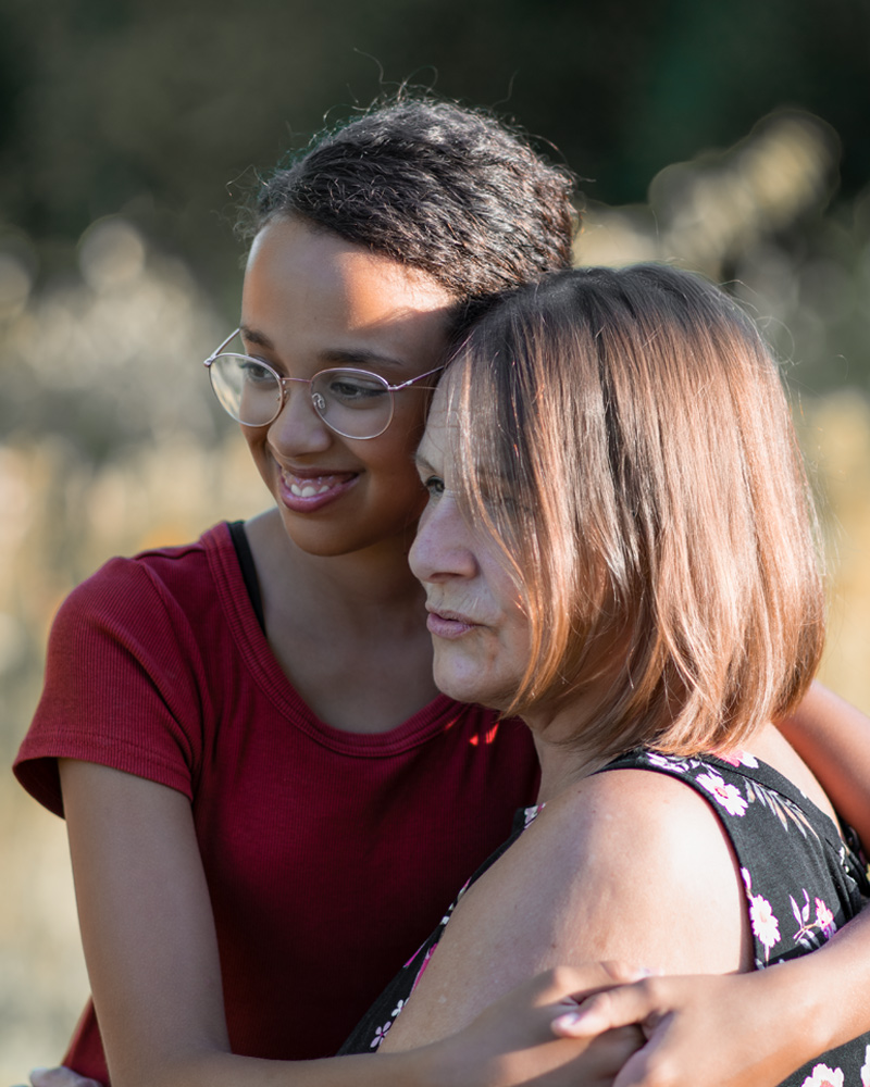 Drei Generationen Familienfotografie im Birkenwald – Oma, Mama und Enkelkinder im Sommer in Berlin