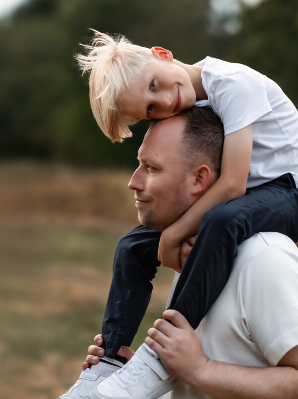 Familienfotografie im Park – Zwei blonde Jungs mit ihren Eltern bei grauem Spätsommerwetter in Berlin