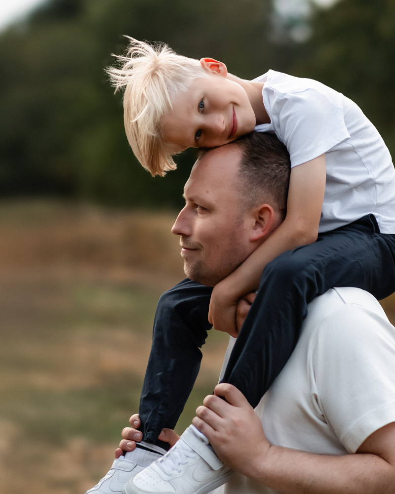 Familienfotografie im Park – Zwei blonde Jungs mit ihren Eltern bei grauem Spätsommerwetter in Berlin