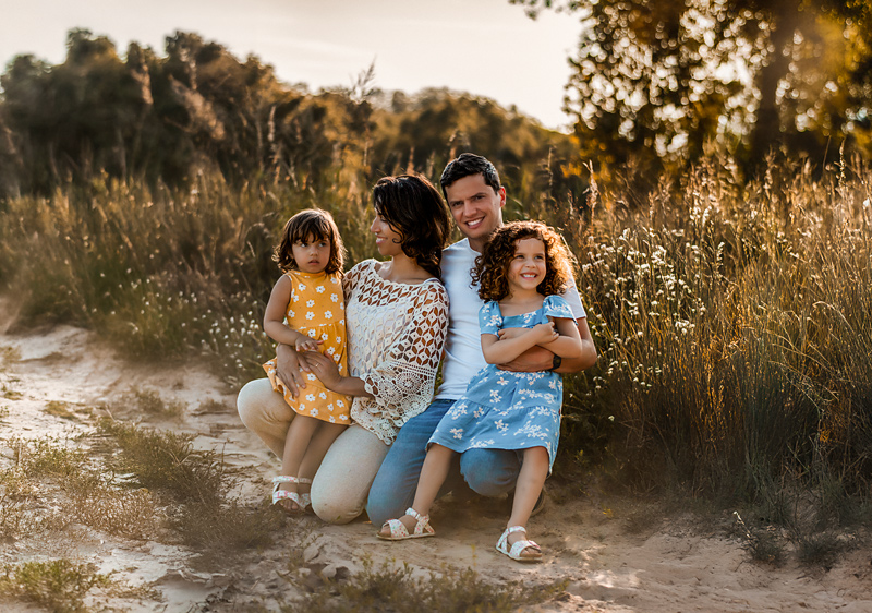 Familienfotografie im Getreidefeld – Natürliche Outdoor-Aufnahme von Mama, Papa und Kindern in Berlin