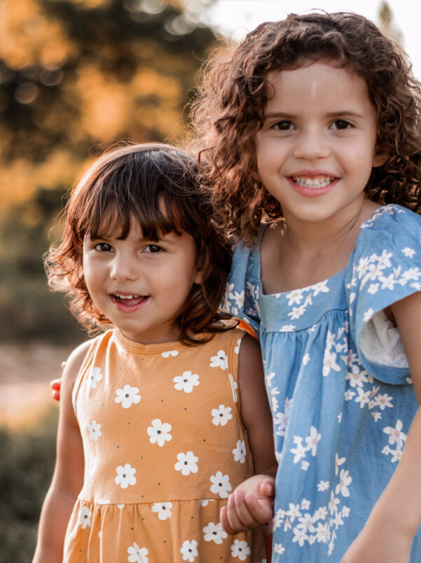 Familienfotografie im Getreidefeld – Natürliche Outdoor-Aufnahme von Mama, Papa und Kindern in Berlin