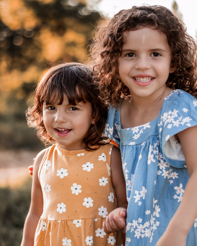 Familienfotografie im Getreidefeld – Natürliche Outdoor-Aufnahme von Mama, Papa und Kindern in Berlin