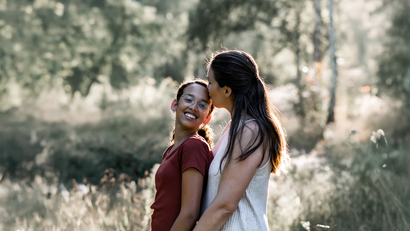 Drei Generationen Familienfotografie im Birkenwald – Oma, Mama und Enkelkinder im Sommer in Berlin