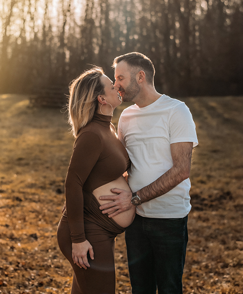 Familienfotografie in Berlin-Ein Pärchen genießt die winterliche Abendsonne.