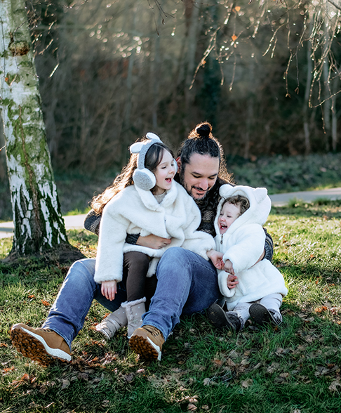 Familienfotografie in Berlin- eine Familie trotzt den kalten Temperaturen und kuschelt sich für die Bilder ganz nah zusammen