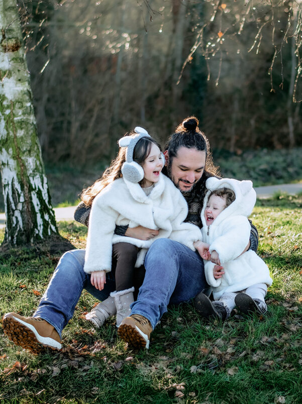 Familienfotografie in Berlin- eine Familie trotzt den kalten Temperaturen und kuschelt sich für die Bilder ganz nah zusammen