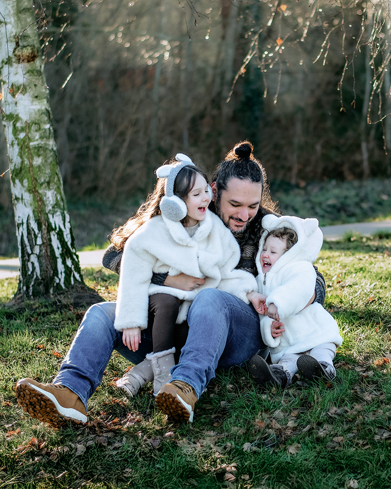 Familienfotografie in Berlin- eine Familie trotzt den kalten Temperaturen und kuschelt sich für die Bilder ganz nah zusammen