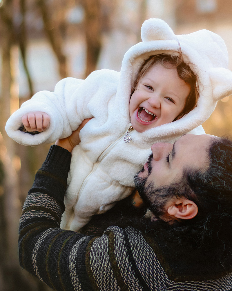 Familienfotografie in Berlin- eine Familie trotzt den kalten Temperaturen und kuschelt sich für die Bilder ganz nah zusammen