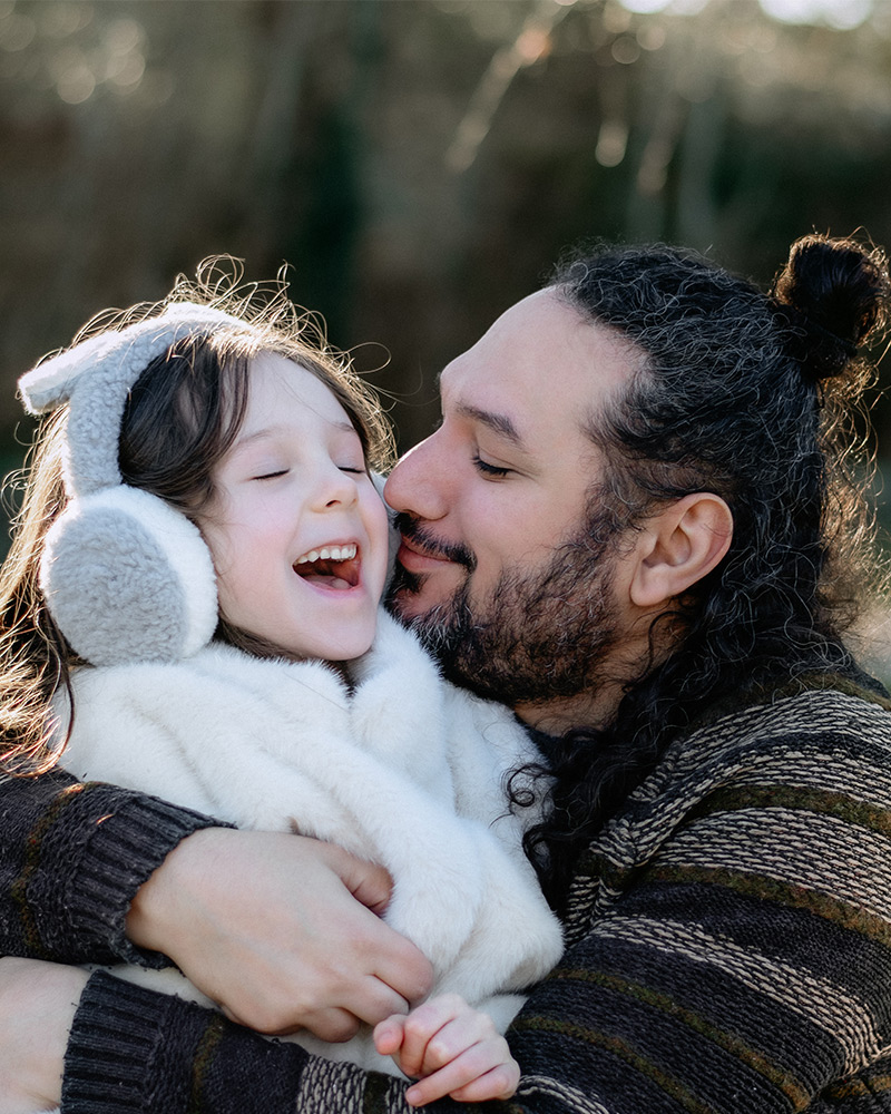 Familienfotografie in Berlin- eine Familie trotzt den kalten Temperaturen und kuschelt sich für die Bilder ganz nah zusammen